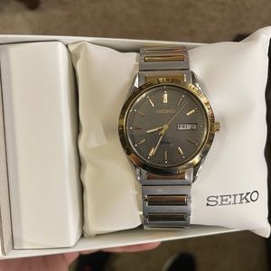 Seiko quartz solar water resistant gold and silver colored OS fits most watch.